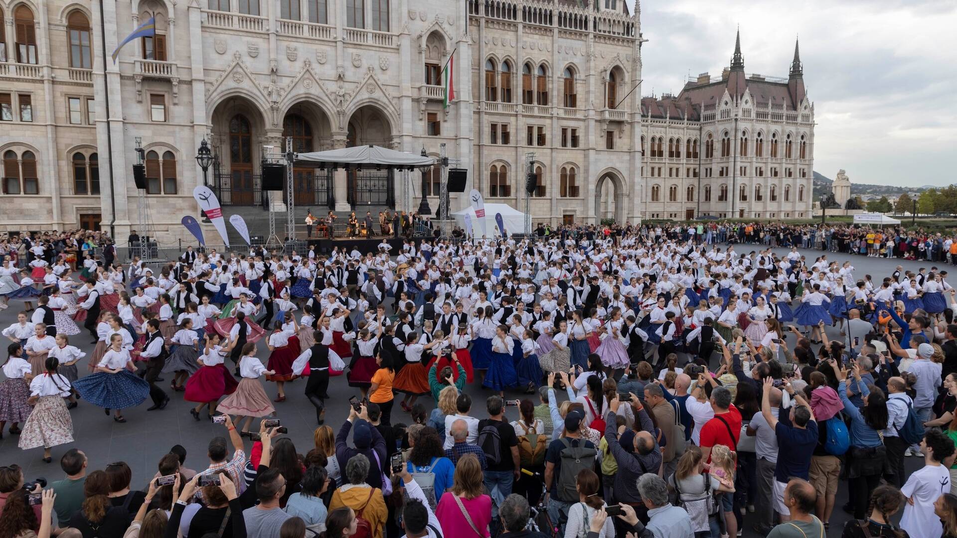 Táncházas csúcsok a néptánc ünnepén a Kossuth téren, TF-es közreműködéssel